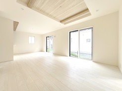 開放的な折り上げ天井