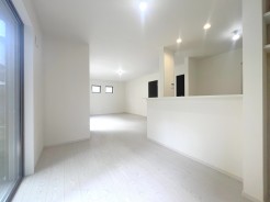 南向き、2面採光の明るいリビング