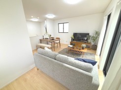 南西向きの明るいリビング