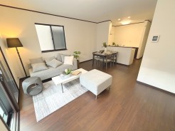 南西向き、2面採光の明るいリビング