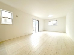 ゆとりの20帖
2面採光の明るいリビング