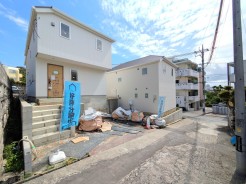 【前面道路を含む現地外観(1号棟)】