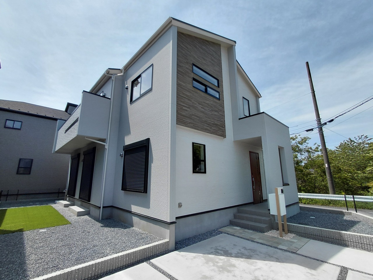 人工芝と砂利敷で防草対策